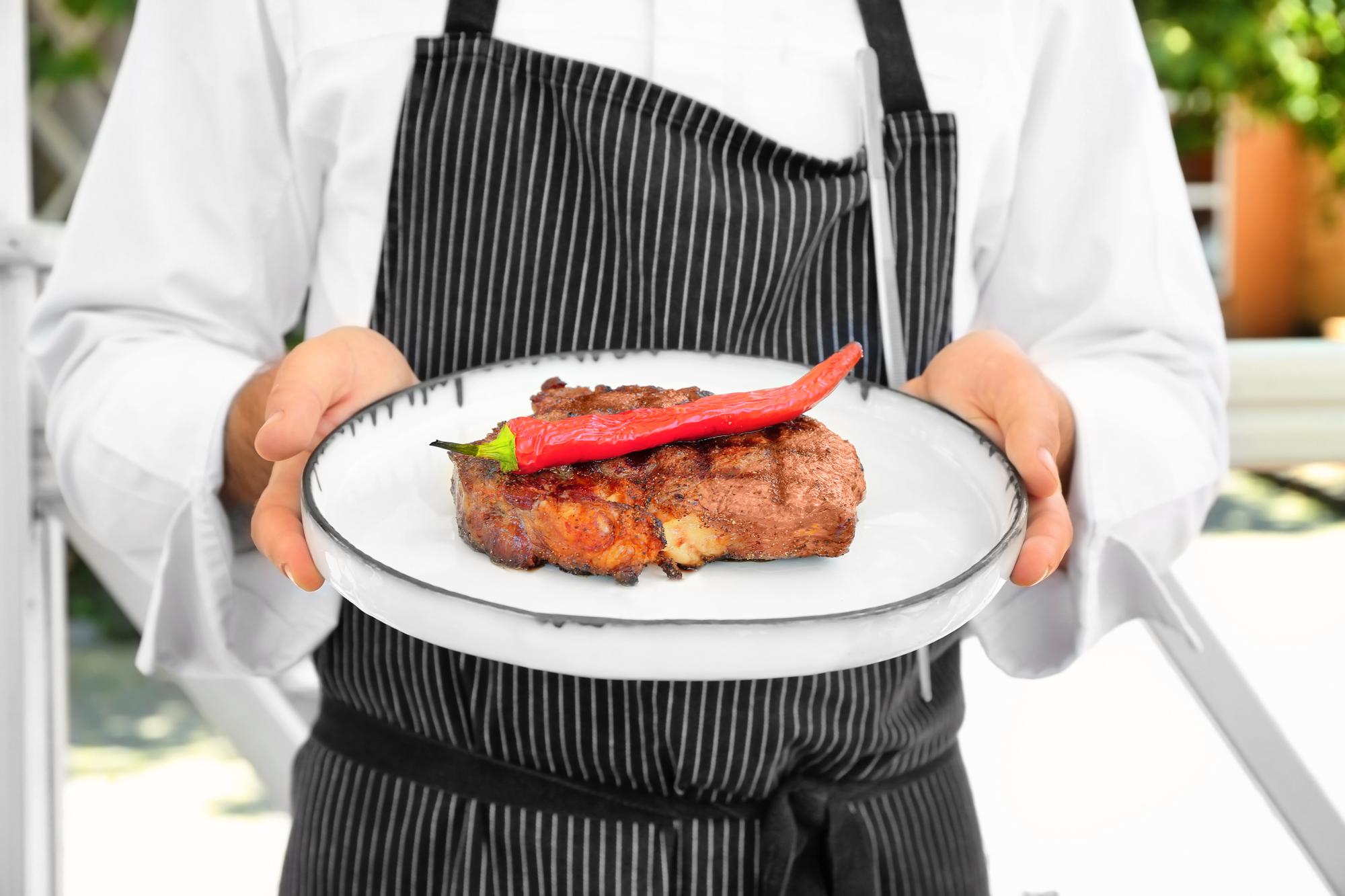 Allievo che impiatta un filetto